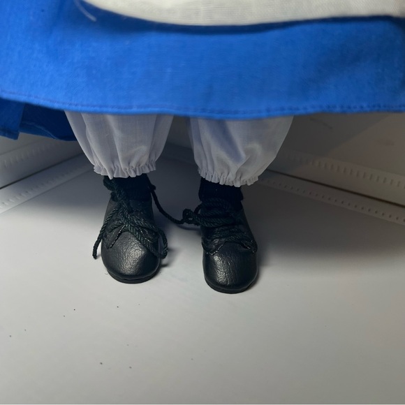 Springford Amish Porcelain Doll Bendable Arms And Legs Blue Apron Bonnet Blonde - Picture 5 of 7